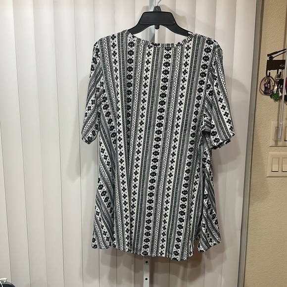 LulRoe Top - Picture 3 of 3